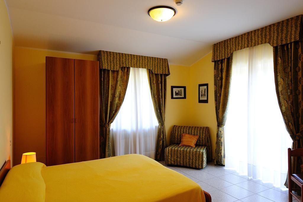 Hostal Colle Degli Olivi Snc Asís Exterior foto