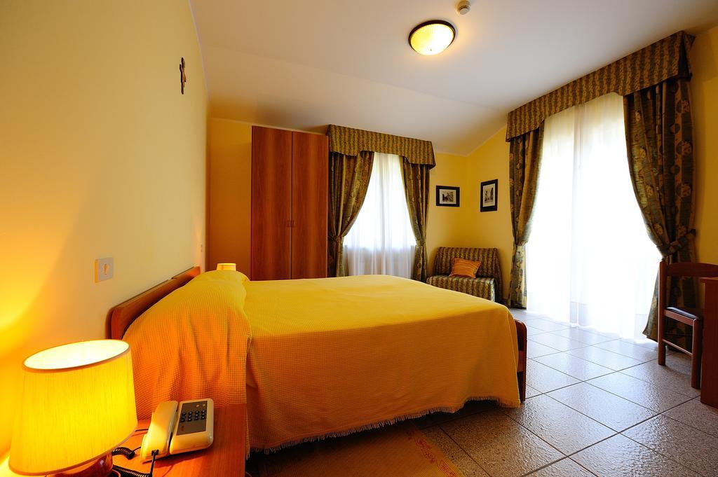 Hostal Colle Degli Olivi Snc Asís Exterior foto