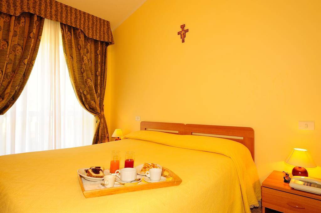 Hostal Colle Degli Olivi Snc Asís Exterior foto